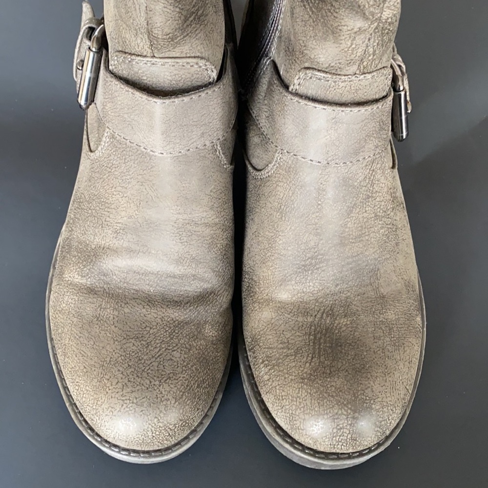 Boots - Picture 6 of 9